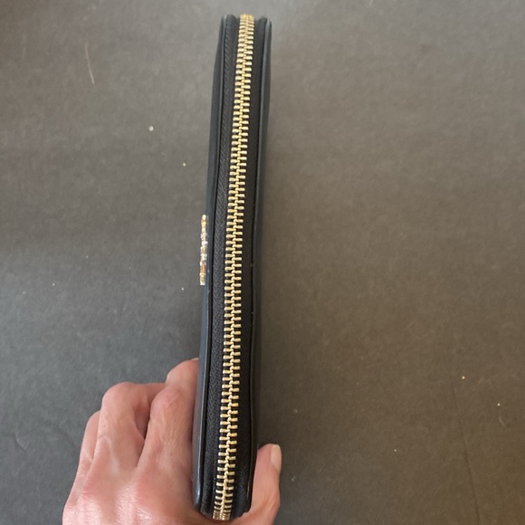 GUC. Coach black leather wallet with gold tone hardware. - Picture 3 of 14